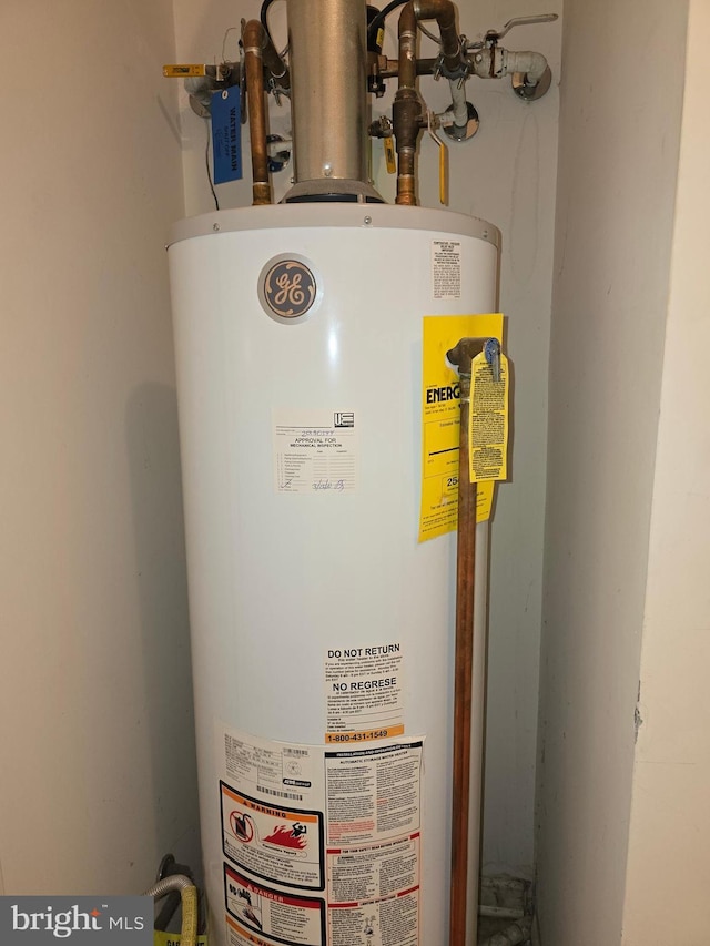 10 Honeyflower, Bordentown, NJ 08620 - utility room featuring gas water heater