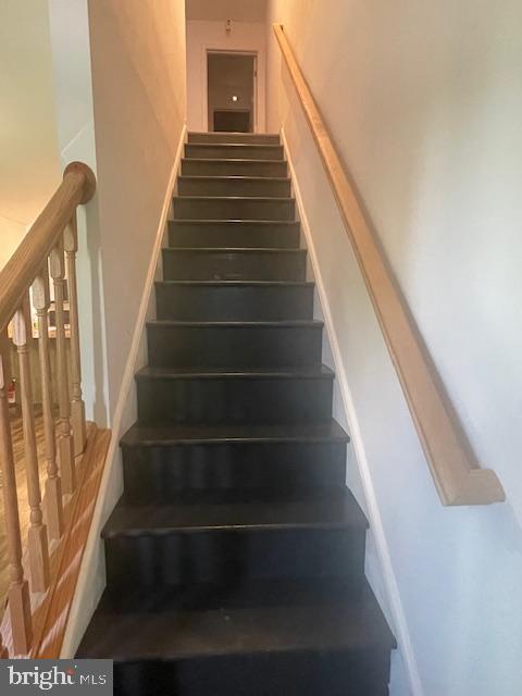 319 Crestmont St, Reading, PA 19611 - view of stairs