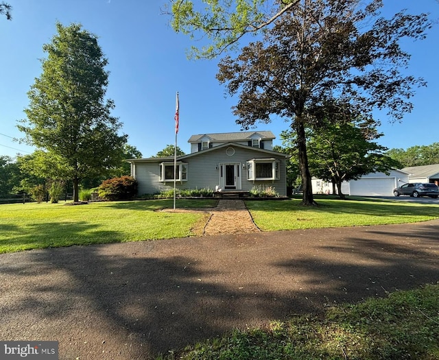 view of front of property featuring a front yard