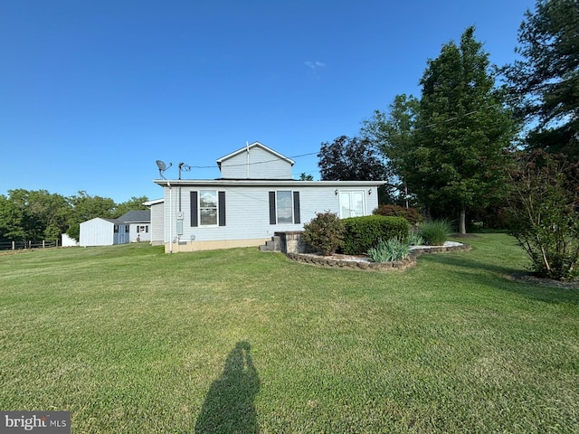 view of front of property featuring a front yard