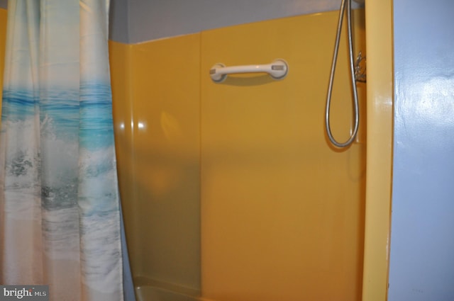 2147 Cloverleaf Rd, Mount Joy, PA 17552 - bathroom view of curtained shower