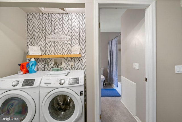 9642 Lambeth Ct, Columbia, MD 21046 - laundry area featuring washing machine and dryer, carpet floors, baseboards, and a skylight