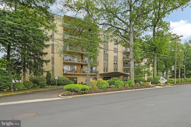 view of apartment building / complex