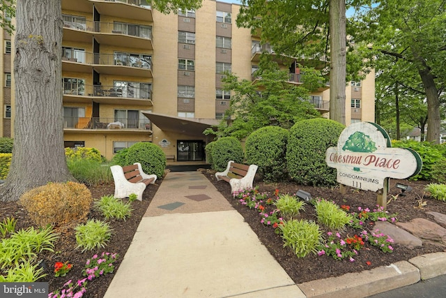 view of apartment building / complex