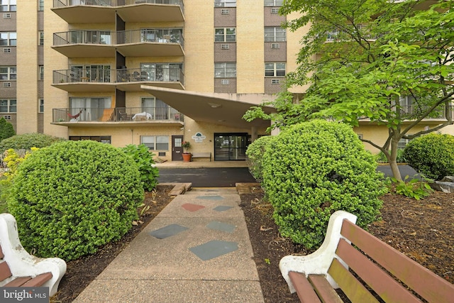 view of apartment building / complex