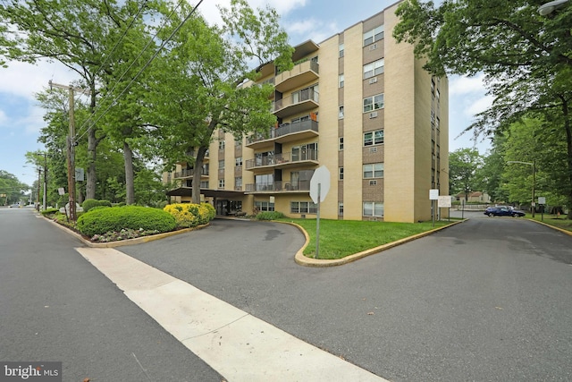 view of apartment building / complex