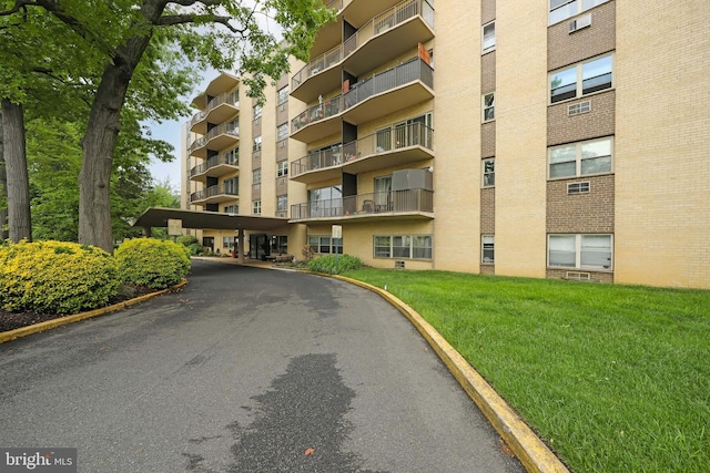 view of apartment building / complex