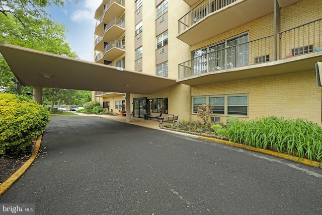 view of apartment building / complex