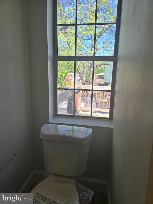 bathroom featuring baseboards and toilet