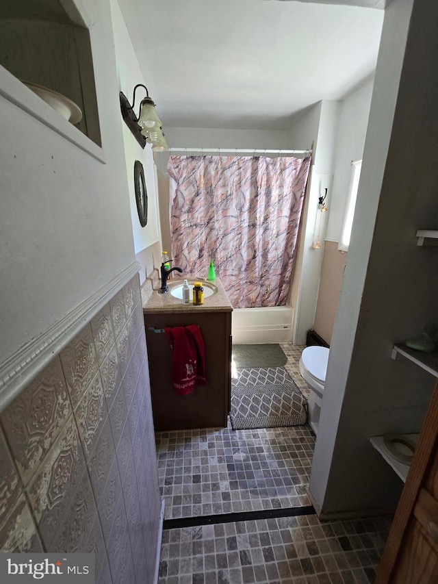 26689 Mariners Rd, Crisfield, MD 21817 - full bathroom featuring toilet, vanity, and shower / tub combo with curtain