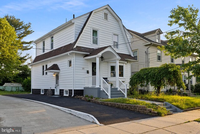 175 W Centre St, Woodbury, NJ 08096 - dutch colonial with a shingled roof and a gambrel roof