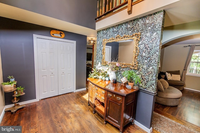 6300 Mallard Ln, Lothian, MD 20711 - foyer featuring arched walkways, baseboards, wood finished floors, and a towering ceiling