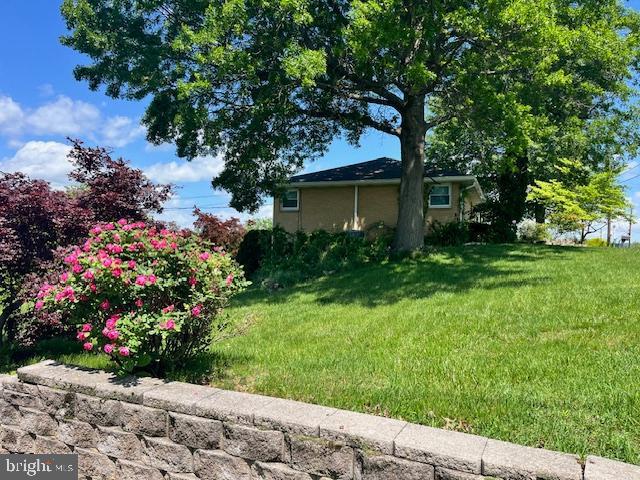 1155 Loop Dr, Harrisburg, PA 17112 - view of grassy yard