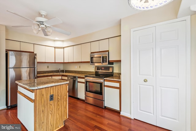 8 Ashford Ct, Annapolis, MD 21403 - kitchen featuring appliances with stainless steel finishes, a sink, dark wood-style flooring, and a center island