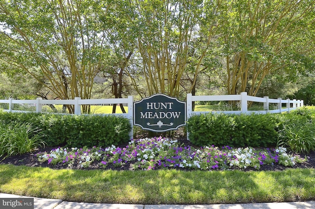 8 Ashford Ct, Annapolis, MD 21403 - community sign featuring fence
