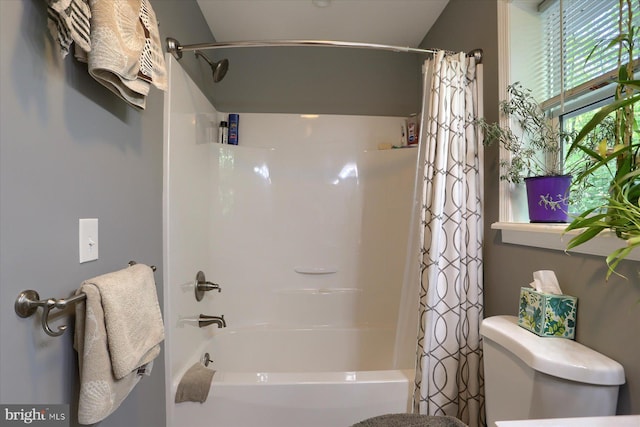 40 Blue Mountain Hts, Schuylkill Haven, PA 17972 - bathroom featuring toilet and shower / bath combo with shower curtain