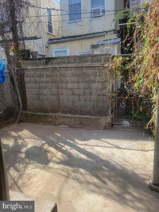 2860 N Palethorp St, Philadelphia, PA 19133 - view of patio