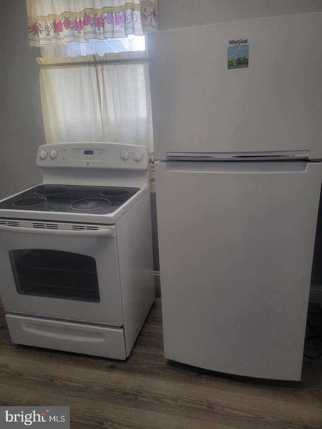 2860 N Palethorp St, Philadelphia, PA 19133 - laundry room featuring wood finished floors