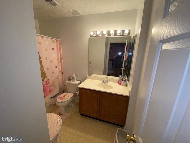 941 Chestnut Manor Ct, Curtis Bay, MD 21226 - full bath featuring toilet, tile patterned floors, vanity, and curtained shower