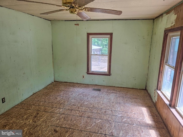 empty room featuring a ceiling fan