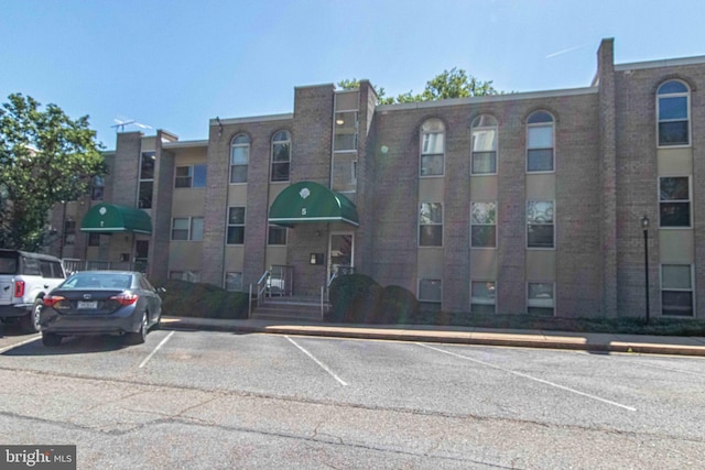 5 Canterbury Sq Unit 201, Alexandria, VA 22304 - view of property featuring uncovered parking