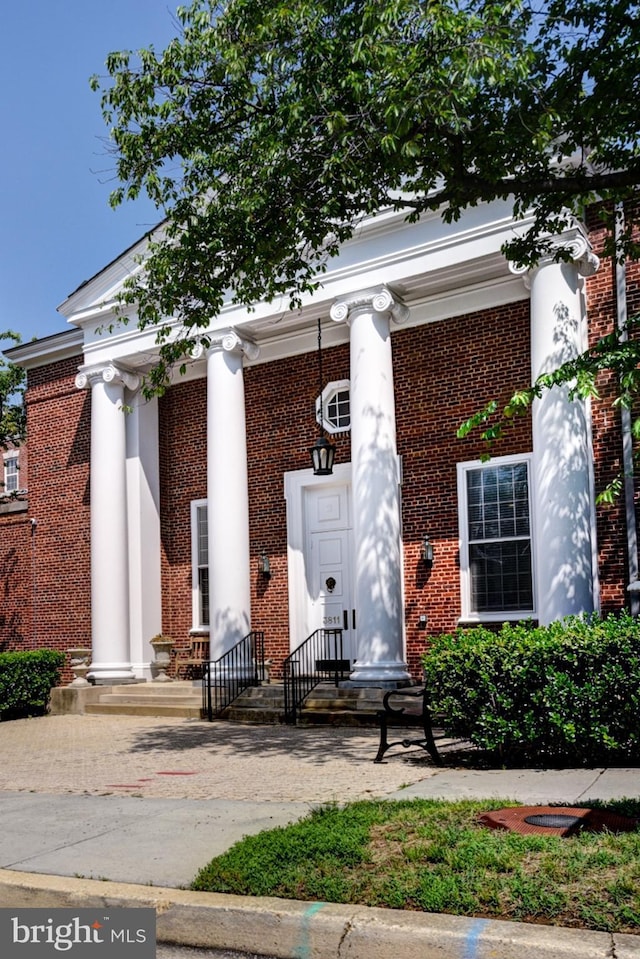 view of front facade featuring brick siding