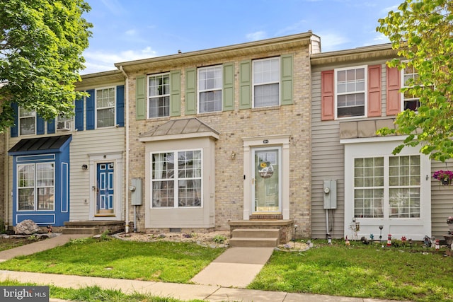 104 Braeburn Dr, Winchester, VA 22601 - townhome / multi-family property featuring a front yard and a standing seam roof