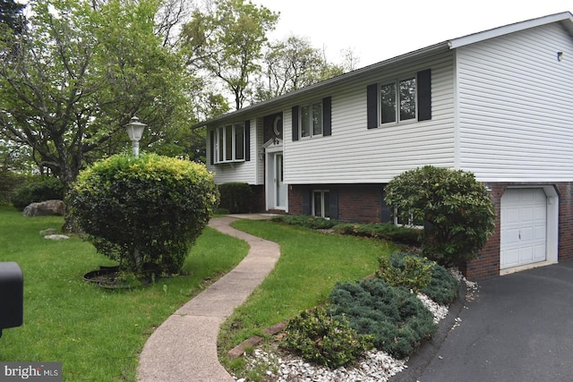 324 California Ave, Shenandoah, PA 17976 - split foyer home featuring a front yard and an attached garage