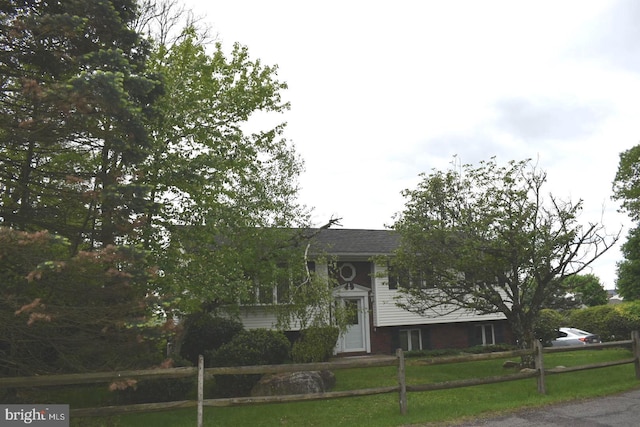 324 California Ave, Shenandoah, PA 17976 - view of split foyer home