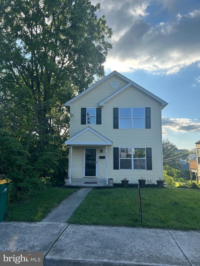 view of front of home featuring a front lawn