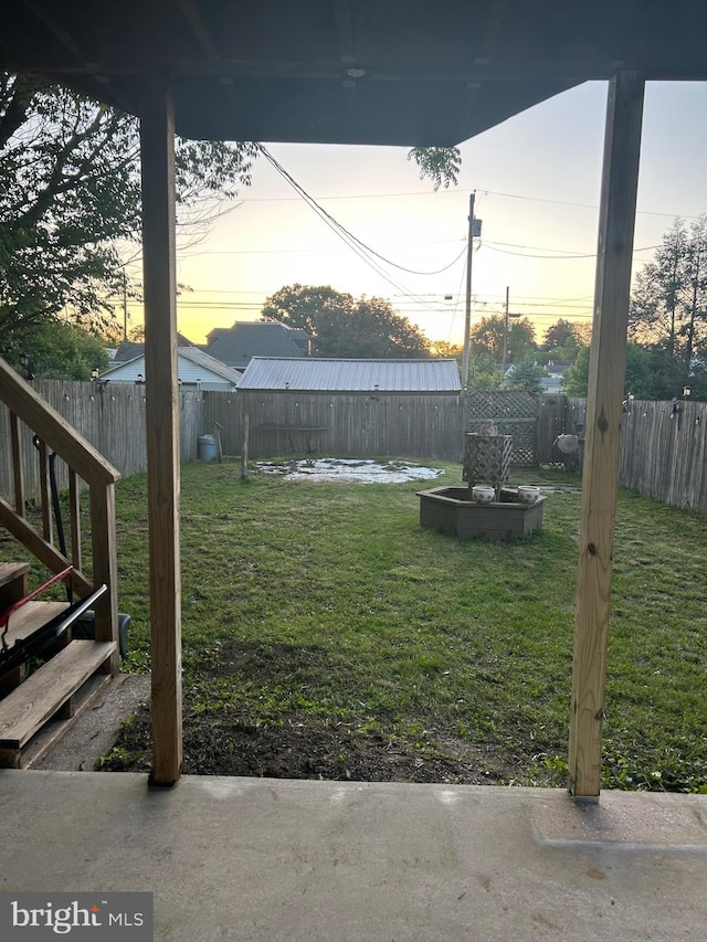 view of yard at dusk
