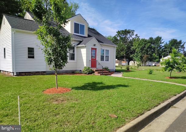 view of front facade with a front yard