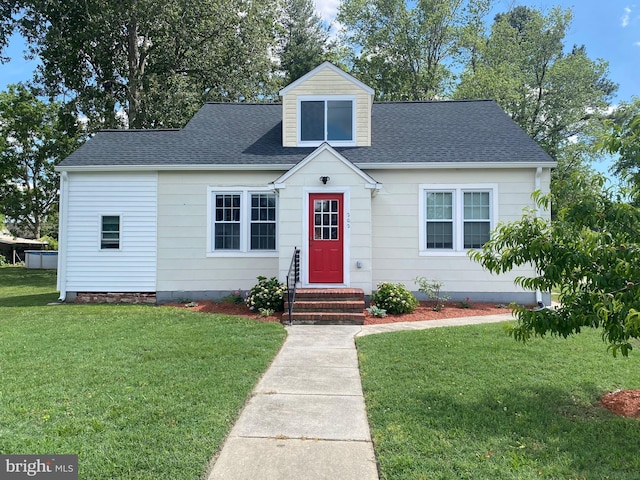 view of front of home with a front lawn and roof with shingles