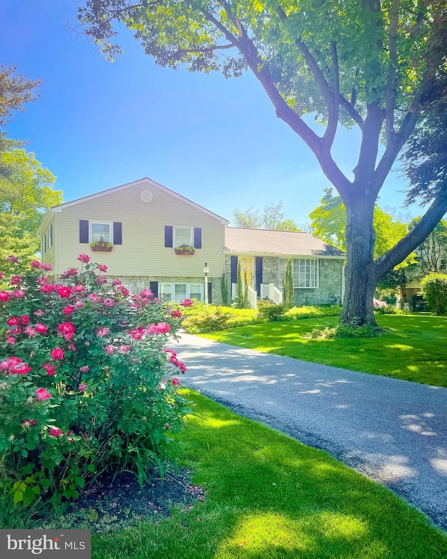 1909 Bloomingdale Ave, Lancaster, PA 17601 - tri-level home featuring a front lawn