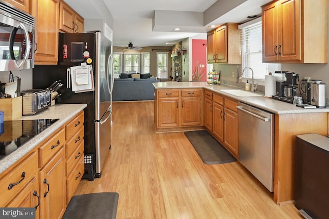 43 Shea Dr, Mohnton, PA 19540 - kitchen featuring stainless steel appliances, a sink, light wood-style floors, a ceiling fan, and a peninsula