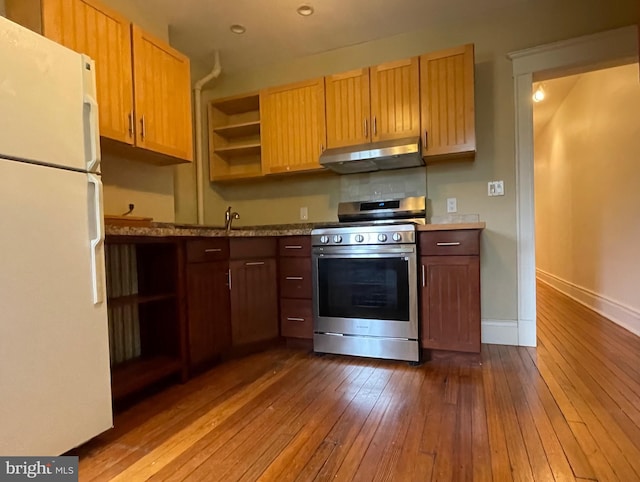 2732 Maryland Ave, Baltimore, MD 21218 - kitchen featuring freestanding refrigerator, stainless steel gas range, under cabinet range hood, open shelves, and dark wood finished floors