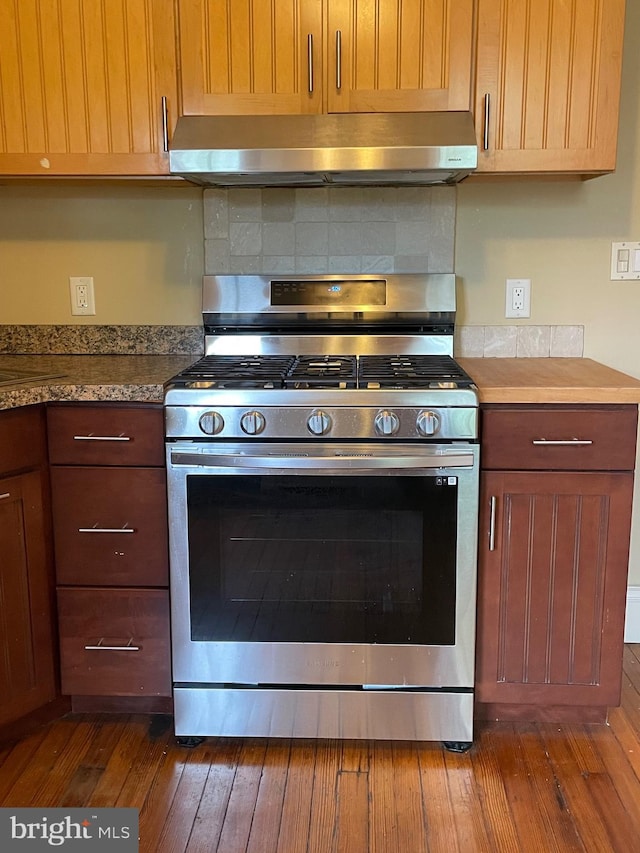 2732 Maryland Ave, Baltimore, MD 21218 - kitchen with gas range, under cabinet range hood, dark wood-type flooring, and backsplash