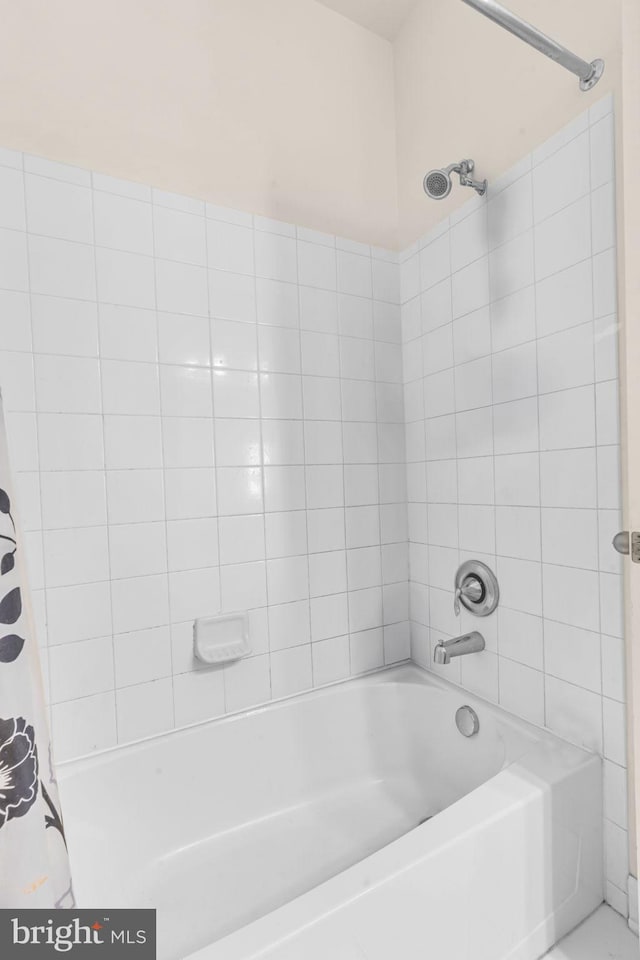 bathroom with shower / bath combo