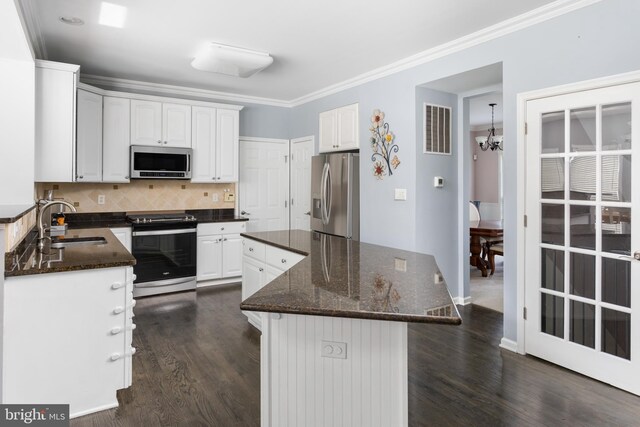1781 Cobblestone Ln, Vineland, NJ 08361 - kitchen featuring appliances with stainless steel finishes, a sink, dark wood-type flooring, a kitchen island, and a chandelier