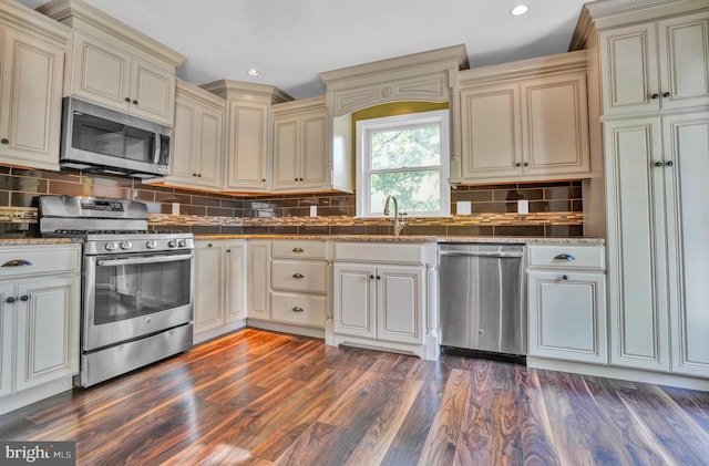 40 Steeple Ct, Reinholds, PA 17569 - kitchen featuring stainless steel appliances, cream cabinets, a sink, dark wood finished floors, and decorative backsplash