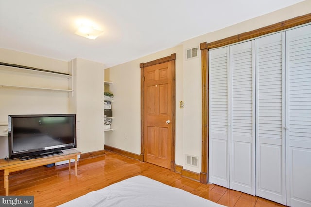 22350 Old Hundred Rd, Barnesville, MD 20838 - bedroom featuring light wood-style flooring, a closet, and baseboards