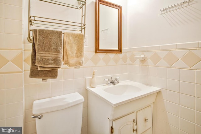 22350 Old Hundred Rd, Barnesville, MD 20838 - bathroom featuring vanity, toilet, and tile walls