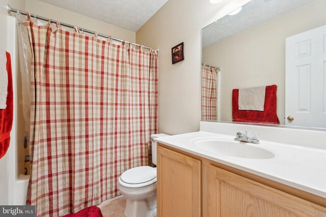 721 Canterbury Dr, Ruther Glen, VA 22546 - bathroom featuring toilet, vanity, a textured ceiling, and shower / bath combo with shower curtain