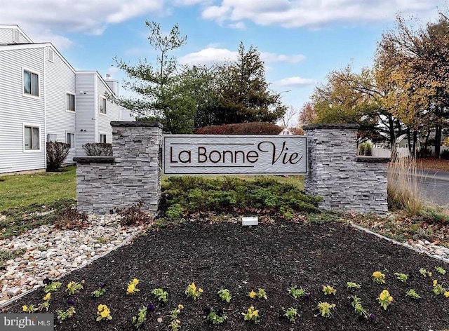 view of community / neighborhood sign