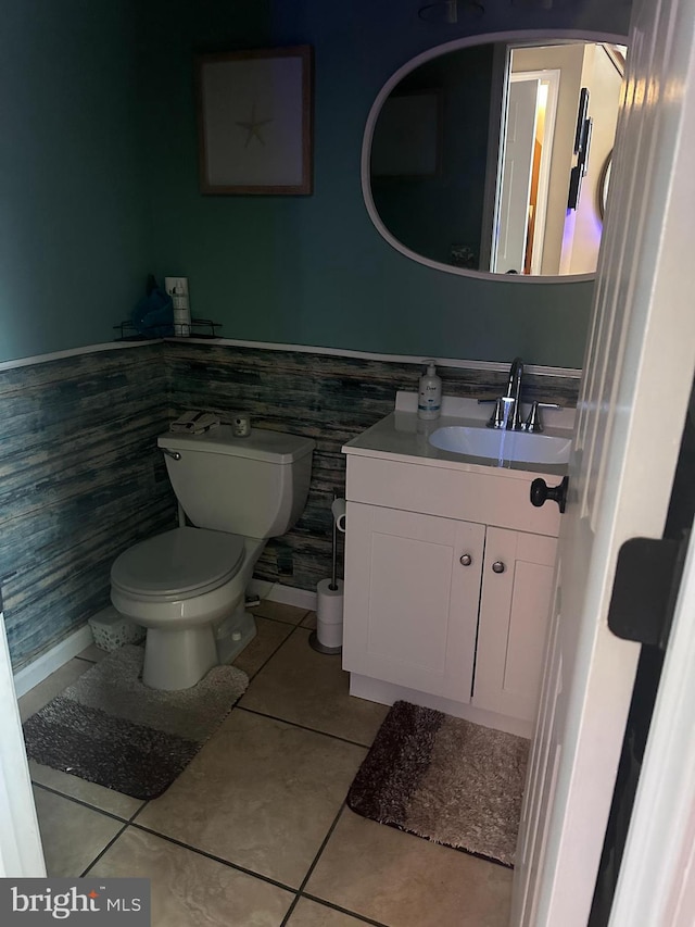 131 Winding Way, Bangor, PA 18013 - bathroom featuring tile patterned floors, toilet, vanity, and wainscoting