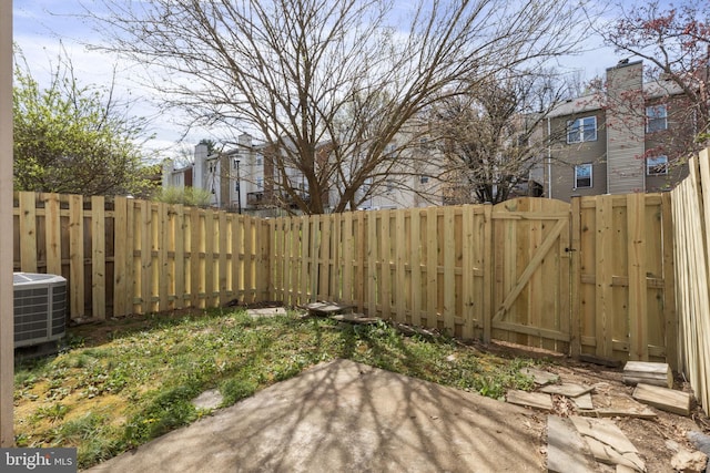 941 Sherwood Ct, Sterling, VA 20164 - fenced backyard with central air condition unit, a gate, and a patio area
