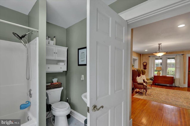 61 Park Rd, Reading, PA 19609 - bathroom with shower / tub combination, wood finished floors, toilet, baseboards, and recessed lighting
