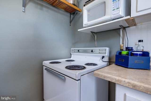 289 Newman Ave, Harrisonburg, VA 22801 - kitchen with white appliances