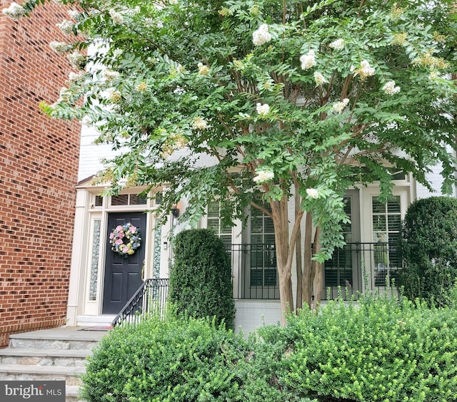 1473 Evans Farm Dr, Mclean, VA 22101 - property entrance featuring brick siding