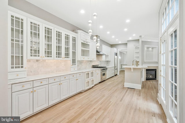 1473 Evans Farm Dr, Mclean, VA 22101 - kitchen with stainless steel range, wall chimney range hood, decorative backsplash, light wood-style flooring, and light countertops